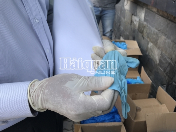 Những hình ảnh kiểm tra lô hàng găng tay đã qua sử dụng nhập khẩu từ Trung Quốc