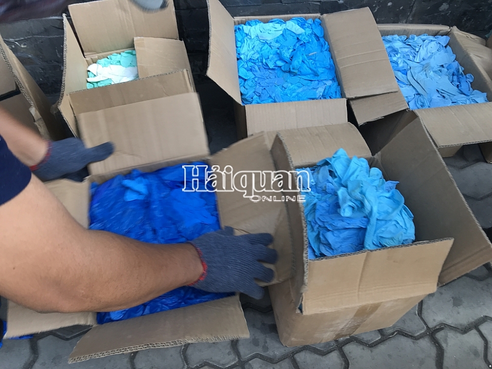 Những hình ảnh kiểm tra lô hàng găng tay đã qua sử dụng nhập khẩu từ Trung Quốc