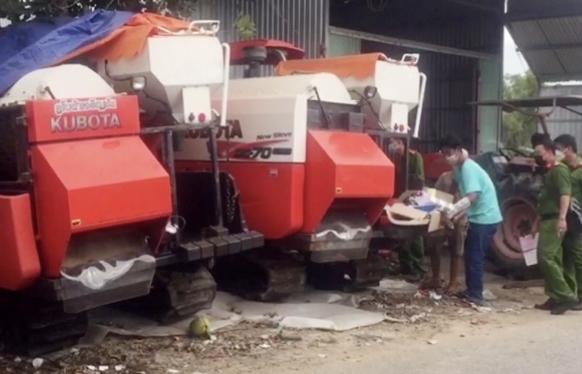 Phát hiện 4 chiếc máy gặt đập liên hợp nghi nhập lậu trong một cửa hàng