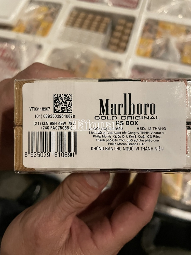 Cận cảnh kiểm tra lô hàng xuất lậu thuốc lá trong container rau quả