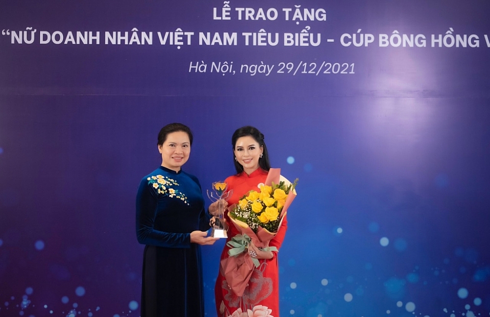 Tổng Giám đốc IPPG Lê Hồng Thuỷ Tiên nhận nhiều giải thưởng trong năm 2021