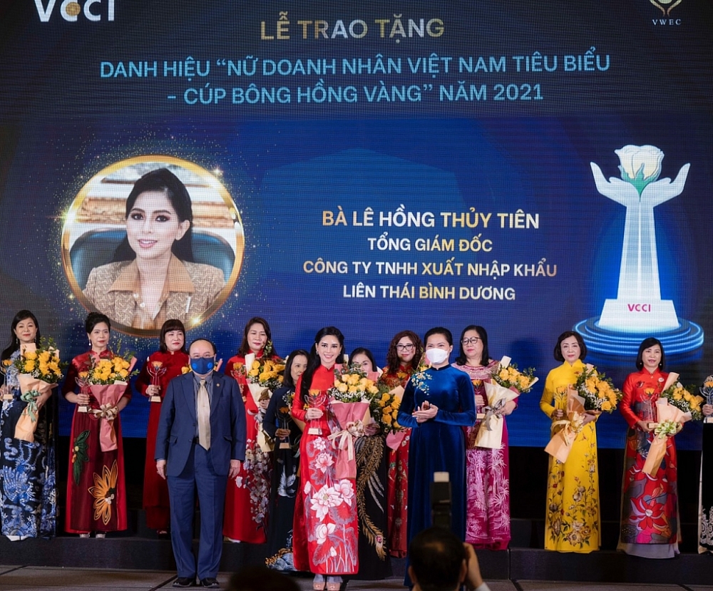 Tổng Giám đốc IPPG Lê Hồng Thuỷ Tiên nhận nhiều giải thưởng trong năm 2021