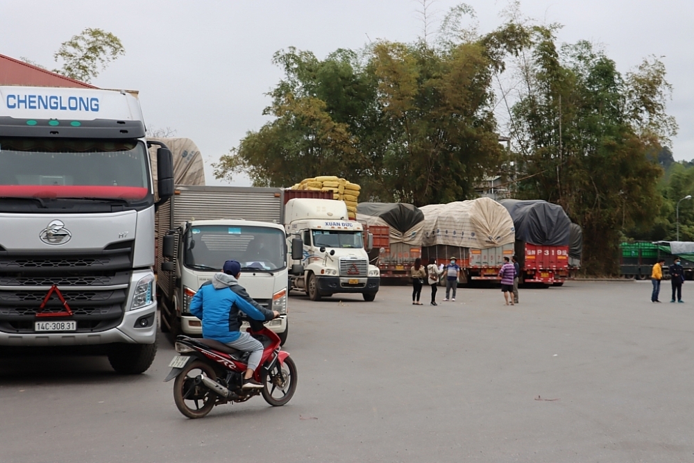 Bãi tập kết hàng hóa nhập khẩu tại cửa khẩu Hoành Mô. Ảnh: Quang Hùng