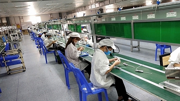 Công nhân làm việc ở một doanh nghiệp tại Khu Công nghiệp Vân Trung, tỉnh Bắc Giang.