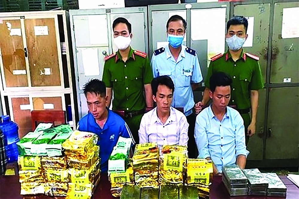 Cục Hải quan Nghệ An, phối hợp với Công an huyện Kỳ Sơn, Nghệ An phá thành công một chuyên án mua bán, vận chuyển trái phép chất ma túy xuyên quốc gia.