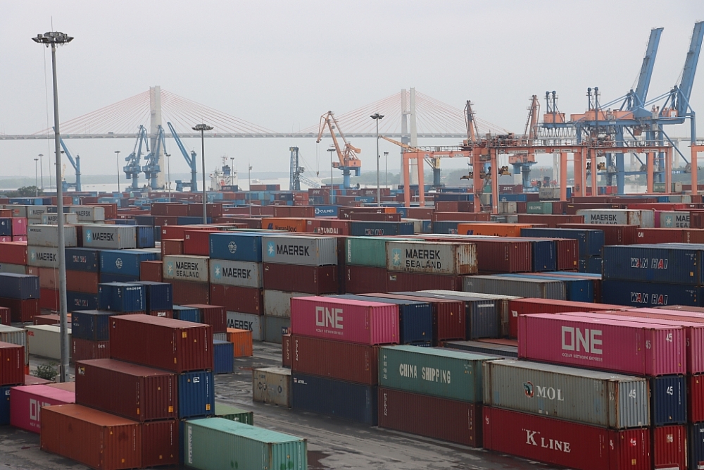 Ngành Hải quan đã đề xuất nhiều cơ chế, chính sách tạo điều kiện cho DN tham gia XNK hàng hóa. Trong ảnh: Hàng hóa XNK tại cảng Tân Vũ, Hải Phòng  	Ảnh: T.Bình