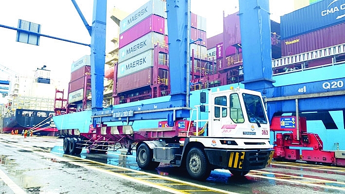Những chuyến hàng xuất khẩu qua cảng Cát Lái TPHCM. 	Ảnh: T.H
