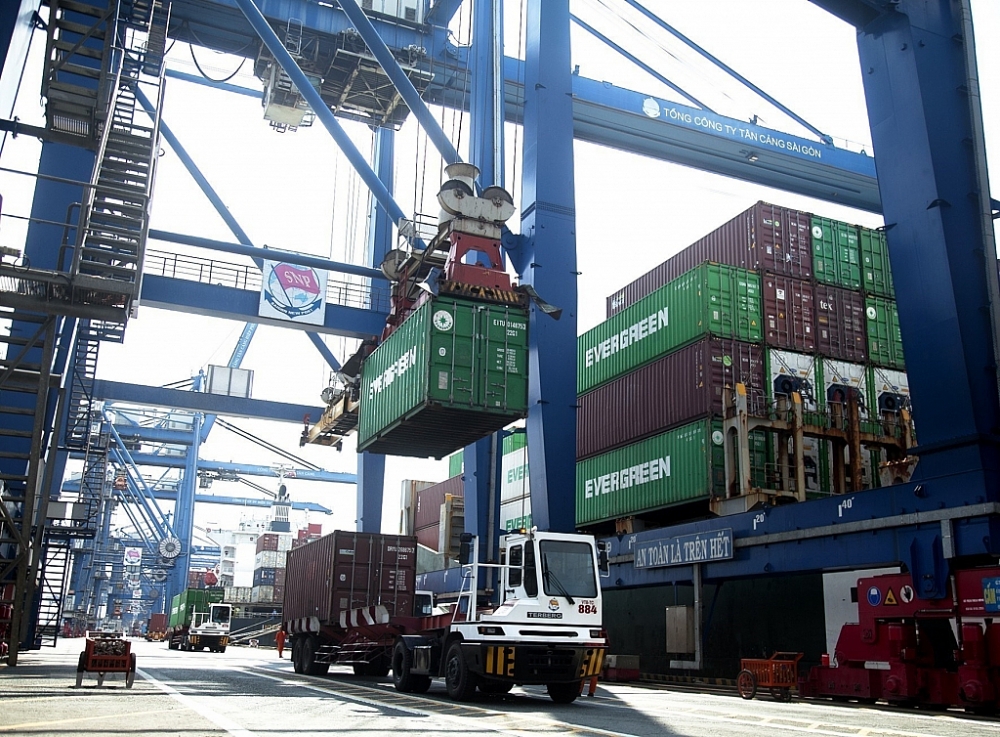 Hoạt động bốc dỡ hàng hóa xuất nhập khẩu tại Tân Cảng Cát Lái. (Ảnh: Hồng Đạt/TTXVN