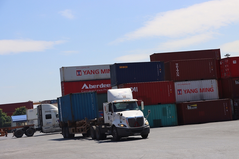 Hoạt động xuất nhập khẩu tại khu vực cảng Hải Phòng. 	Ảnh: T.Bình