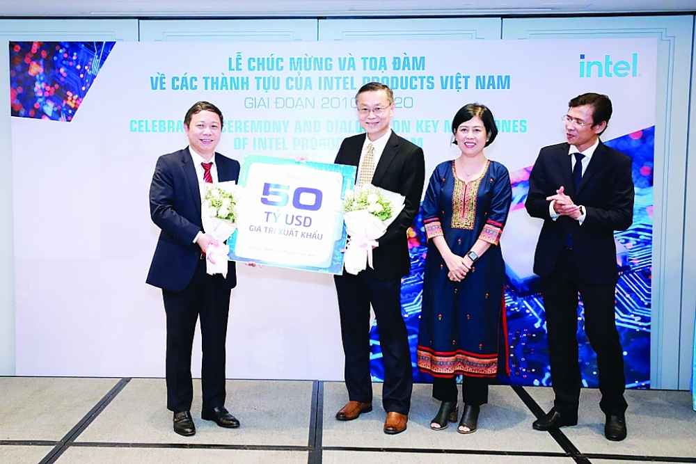 Ông Kim Huat Ooi, Tổng giám đốc IPV trao kỷ niệm chương XK 50 tỷ USD cho lãnh đạo UBND TPHCM.