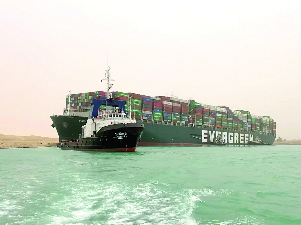 Siêu tàu chở hàng Ever Given bị mắc cạn tại Kênh đào Suez, Ai Cập, ngày 24/3/2021. 	Ảnh: TTXVN
