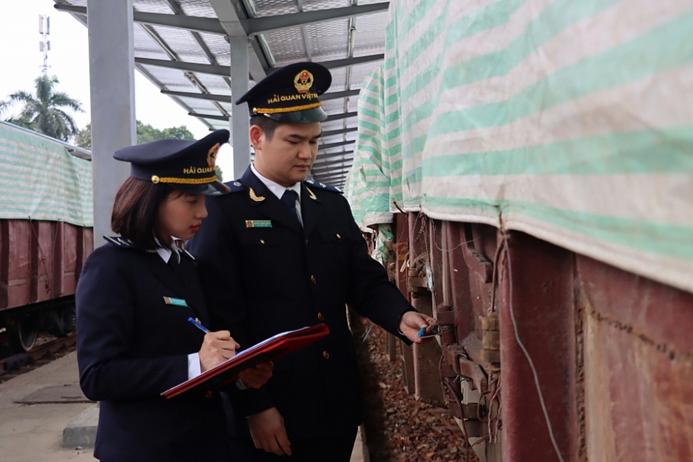 Hoạt động nghiệp vụ tại Chi cục Hải quan ga đường sắt quốc tế Lào Cai.	 Ảnh: T.Bình.