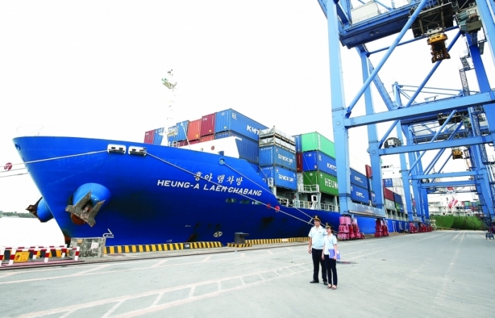 Xuất khẩu đường biển: Cách nào tăng tính chủ động?