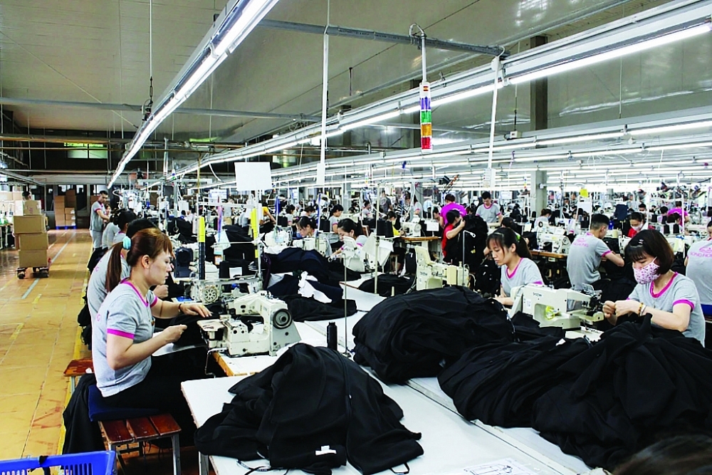 Hoạt động sản xuất tại Công ty CP may Sông Hồng. 	Ảnh: H. Nụ