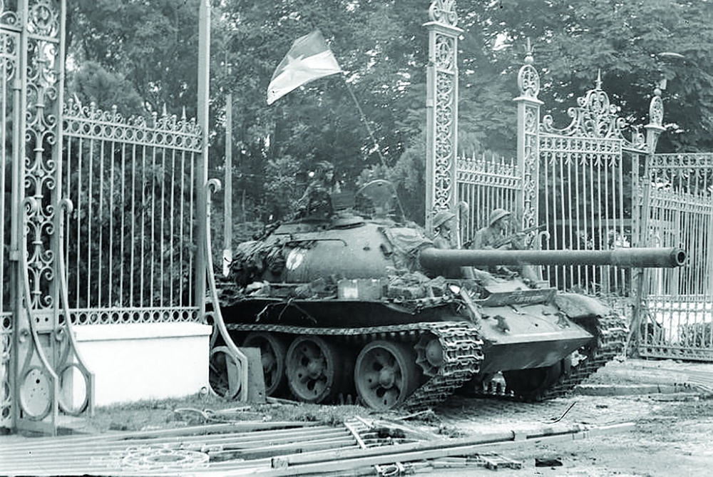 Xe tăng của Lữ đoàn tăng – thiết giáp 203, Sư đoàn 304, Quân đoàn 2 tiến vào Dinh Độc Lập, trưa 30/4/1975. 	 Ảnh: Trần Mai Hưởng/TTXVN