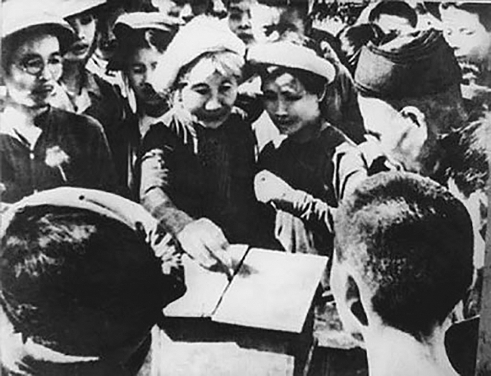 Người dân Hà Nội đi bỏ phiếu bầu cử Quốc hội Khóa I vào ngày 6/1/1946 (Ảnh tư liệu).