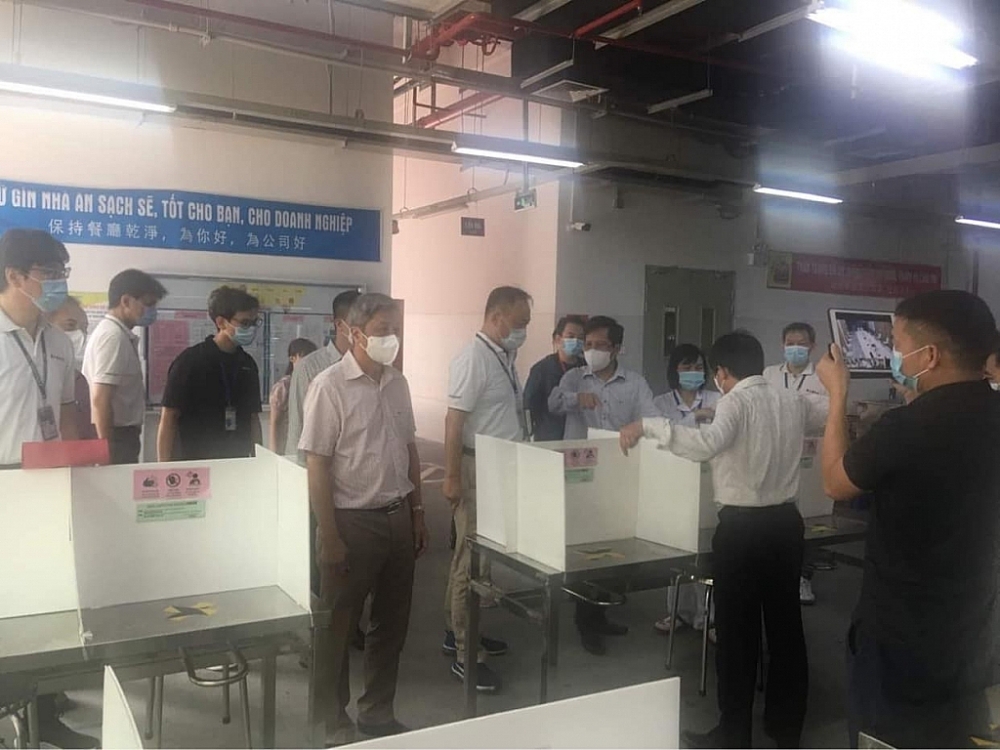Thứ trưởng Bộ Y tế Nguyễn Trường Sơn đi kiểm tra một số DN tại khu công nghiệp Quang Châu, Việt Yên, Bắc Giang. 	Ảnh: Hoàng Dương