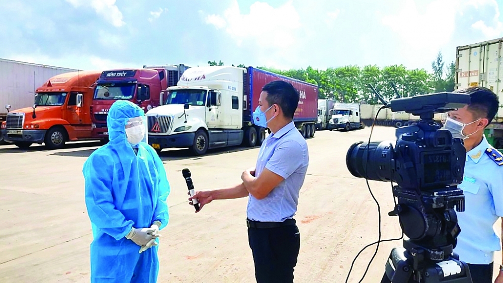 Phóng viên Thái Bình phỏng vấn doanh nghiệp tại Lối mở cầu phao Km3+4, TP Móng Cái (Quảng Ninh) trong chuyến công tác tháng 11/2021. 	Ảnh: Q.Hùng