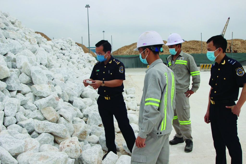 Công chức Chi cục Hải quan cửa khẩu cảng Nghi Sơn (Cục Hải quan Thanh Hóa) kiểm tra hàng hóa XNK. 	Ảnh: HQTH
