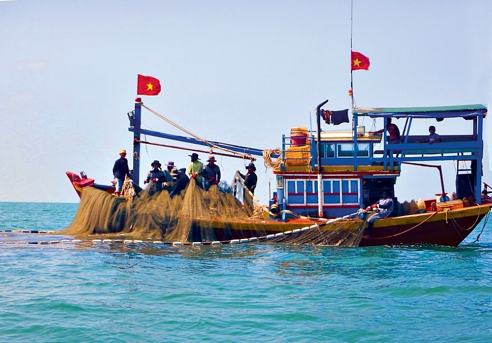 Ngư dân Cà Mau đánh bắt trên vùng biển.