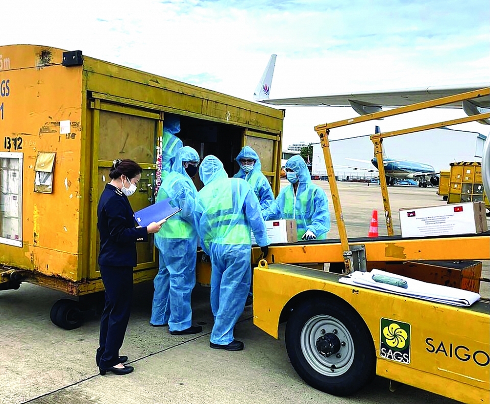 Các lô hàng sinh phẩm, vật tư phòng chống dịch Covid-19 đều được Hải quan sân bay quốc tế Tân Sơn Nhất thông quan nhanh chóng. Ảnh: H.H
