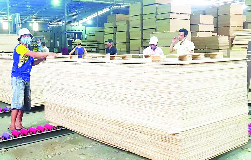 Kiểm soát hiệu quả rủi ro trong thương mại về gỗ và sản phẩm gỗ giữa Việt Nam và Trung Quốc có vai trò quan trọng đối với sự phát triển của ngành gỗ Việt Nam. 	Ảnh: N.Thanh