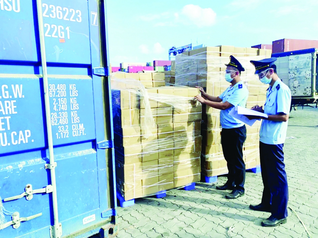 Công chức Hải quan TPHCM làm thủ tục cho hàng hóa XNK qua cảng Cát Lái. 	Ảnh: T.H