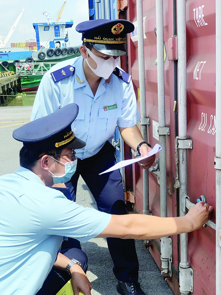 Công chức Chi cục Hải quan Biên Hòa (Cục Hải quan Đồng Nai) kiểm tra hàng hóa XNK. 	Ảnh đơn vị cung cấp