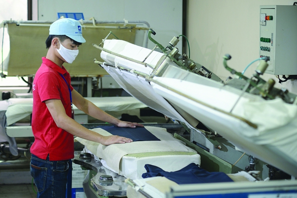  Ngành dệt may đang nỗ lực hướng tới nền sản xuất “xanh hoá”, đáp ứng tốt hơn các yêu cầu, quy định từ thị trường NK. 	Ảnh: Nguyễn Thanh