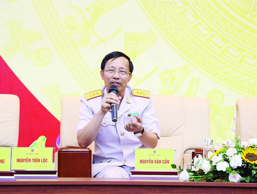 Tổng cục trưởng Nguyễn Văn Cẩn trao đổi ý kiến tại Tọa đàm. 0020 img 6277