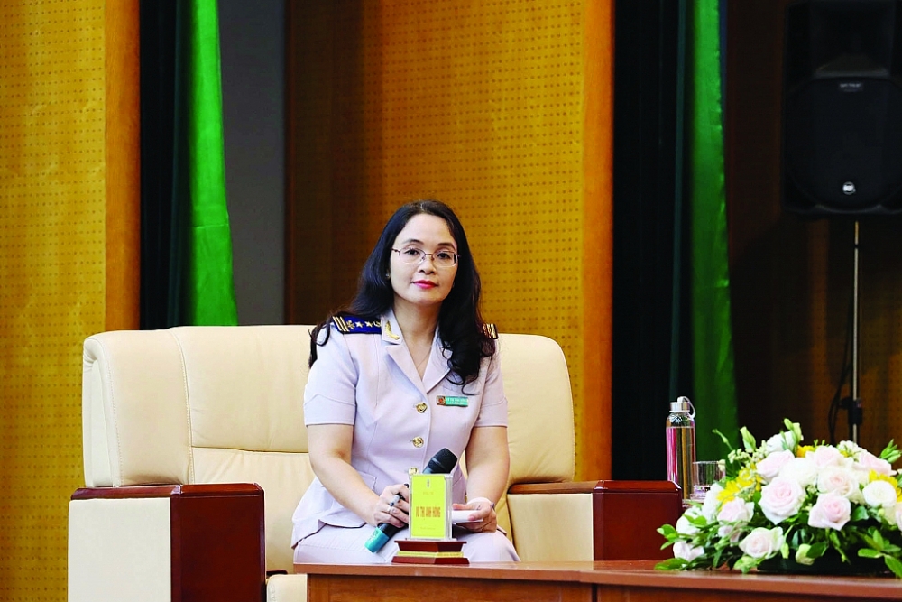 Tổng biên tập Vũ Thị Ánh Hồng điều phối các phiên Tọa đàm. 0028 img 6597