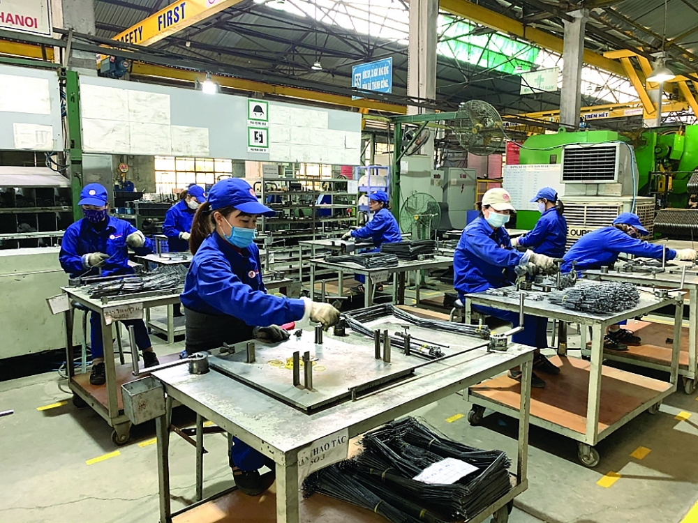 Sản xuất phụ thuộc nhiều vào các nguyên liệu NK nên sản phẩm công nghiệp Việt hiện còn thiếu sự cạnh tranh, giá trị gia tăng không cao. 	Ảnh: N.Thanh