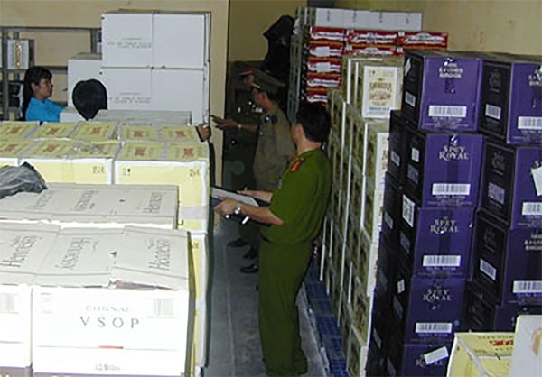 Cơ quan chức năng khám xét Cửa hàng miễn thuế cảng Sài Gòn năm 2004.	Ảnh: TH