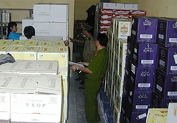 Cơ quan chức năng khám xét Cửa hàng miễn thuế cảng Sài Gòn năm 2004.	Ảnh: TH