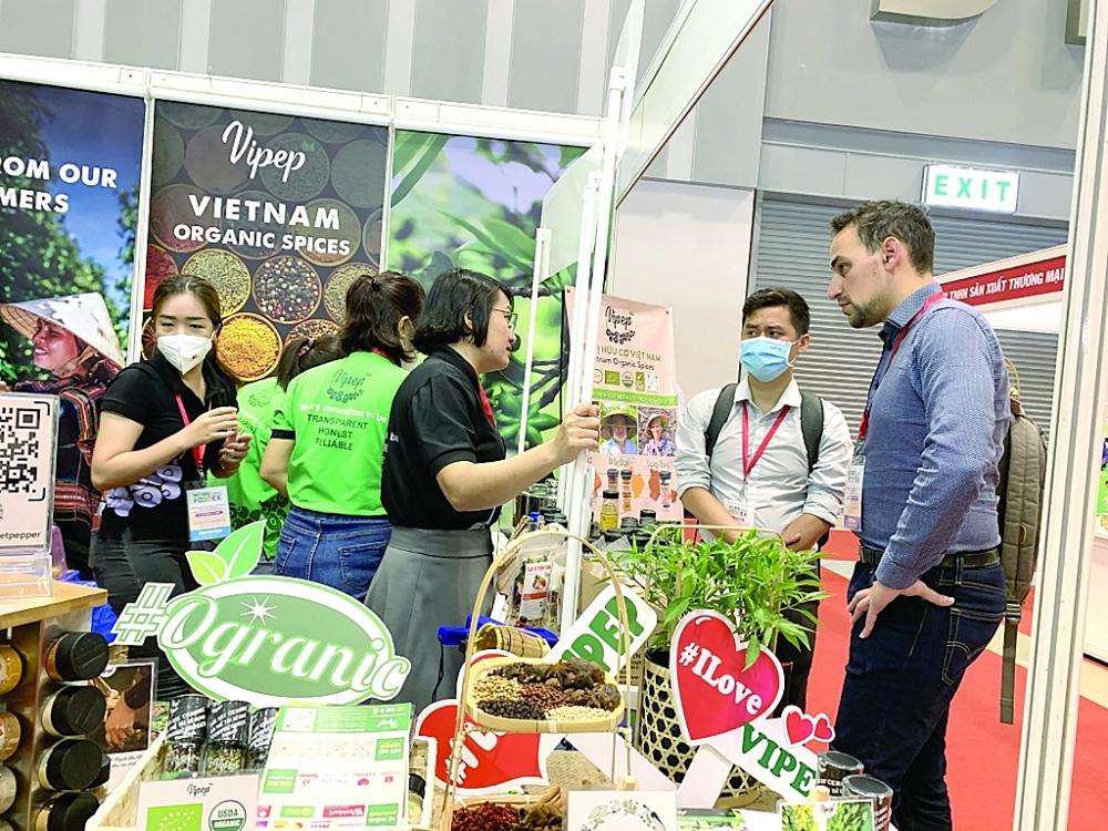 Khách hàng nước ngoài tìm hiểu về các sản phẩm gia vị Việt tại triển lãm HCMC Foodex 2022. 	Ảnh: N.H