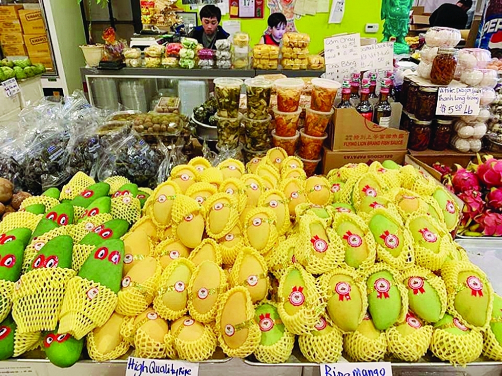 Công nghệ chế biến, bảo quản tốt sẽ giúp trái cây Việt Nam xuất khẩu đi xa hơn, có giá trị cao hơn. Trong ảnh: xoài Việt Nam được bày bán tại Mỹ.	Ảnh: ST