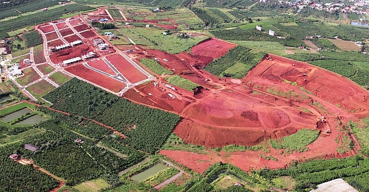 những mảng xanh của hàng nghìn quả đồi ở Lâm Đồng bị băm nát, trơ trọi đất đỏ. Ảnh VTC