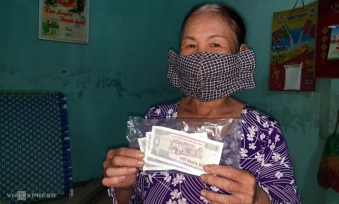 Một người dân ở xã Tam Vinh được nhận hỗ trợ 3.000 đồng   Ảnh: Đắc Thành.