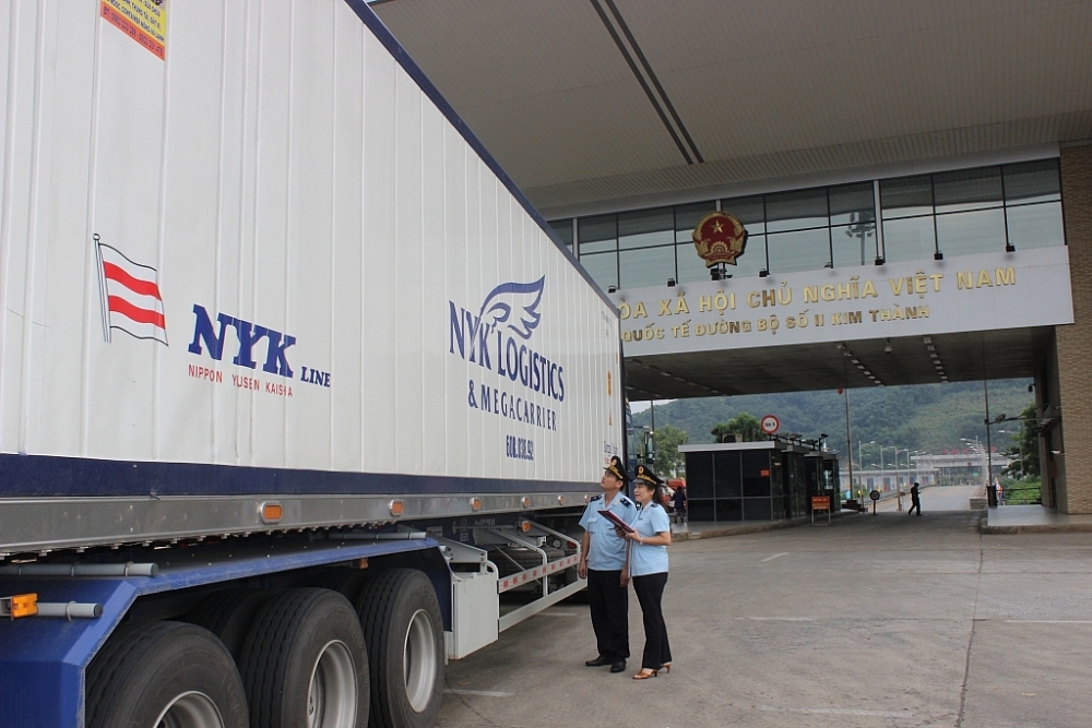 Công chức Hải quan Lào Cai giám sát hàng hóa xuất nhập khẩu, phương tiện xuất nhập cảnh qua cửa khẩu quốc tế đường bộ. 	 Ảnh: T.Bình