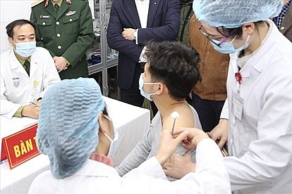 Hình ảnh tiêm thử nghiệm mũi tiêm vaccine COVID-19 đầu tiên tại Việt Nam. Ảnh ST