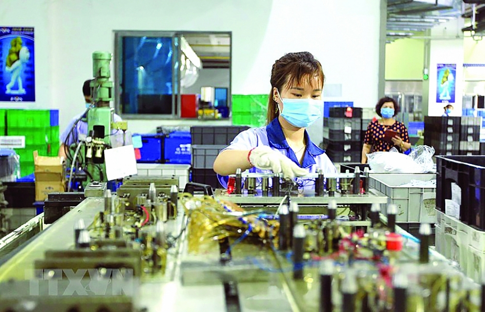 Sản xuất linh kiện điện tử tại Công ty EVA trong khu công nghiệp Vsip (Hải Phòng). 	Ảnh: TTXVN