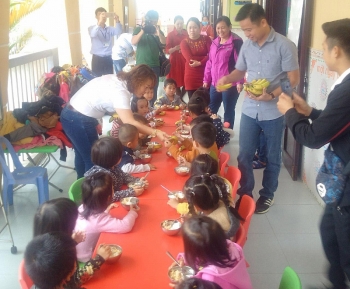 Central Group Việt Nam: Tặng chuối cho 4.400 trẻ em ở huyện A Lưới