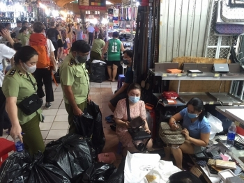 TPHCM: Lại bắt hàng ngàn sản phẩm hàng giả tại Chợ Bến Thành, Saigon Square