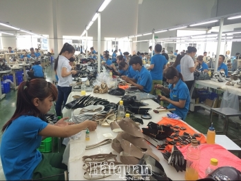 Giảm đơn hàng xuất khẩu sang Mỹ và EU: Doanh nghiệp da giày lo không nuôi nổi công nhân