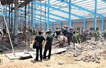 Sập nhà xưởng đang xây dựng tại Vĩnh Long, ít nhất 5 người chết