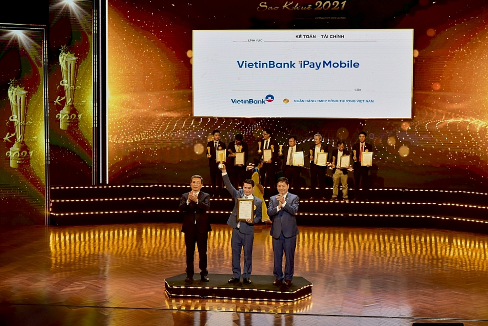 Ông Đàm Hồng Tiến - Giám đốc Khối Bán lẻ VietinBank đại diện nhận Giải thưởng Sao Khuê năm 2021 cho Ứng dụng Ngân hàng số VietinBank iPay Mobile.