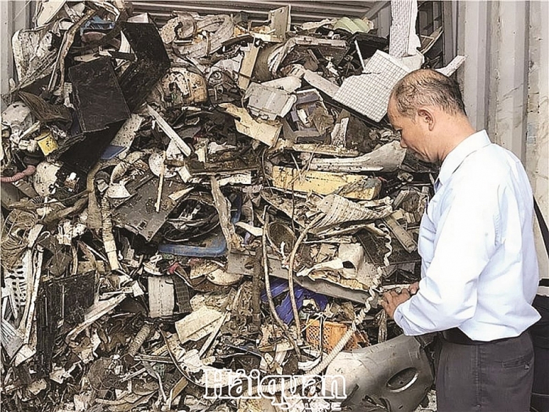 buoc 30 hang tau tai xuat tren 1000 container phe lieu