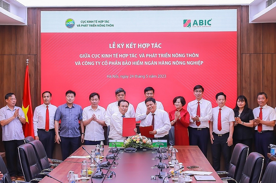 Cục Kinh tế hợp tác và Phát triển nông thôn và ABIC kí kết thỏa thuận hợp tác.