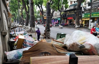 [Photo] Hà Nội: Rác sinh hoạt ùn ứ hàng dài trên nhiều tuyến phố