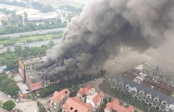 Đang cháy lớn tại dãy nhà liền kề Thiên đường Bảo Sơn